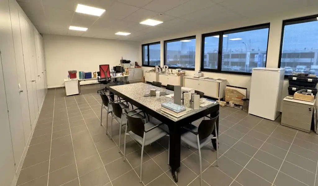 Logistieke loods met kantoren te huur in Bornem foto 4