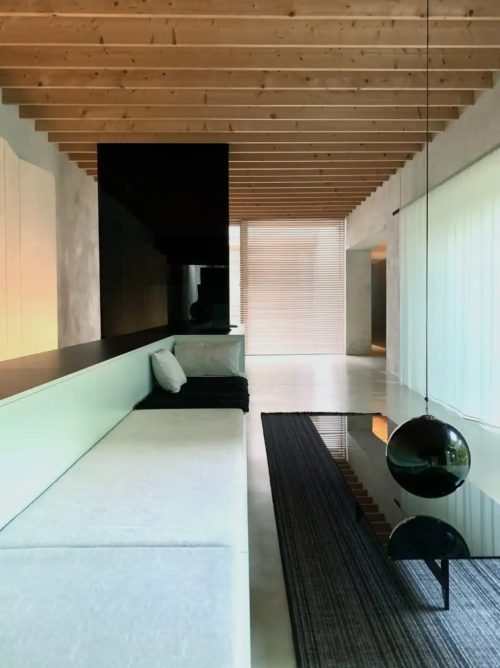 Architecturale laagbouwvilla met binnenzwembad en unieke beleving met het omliggende landschap. foto 5