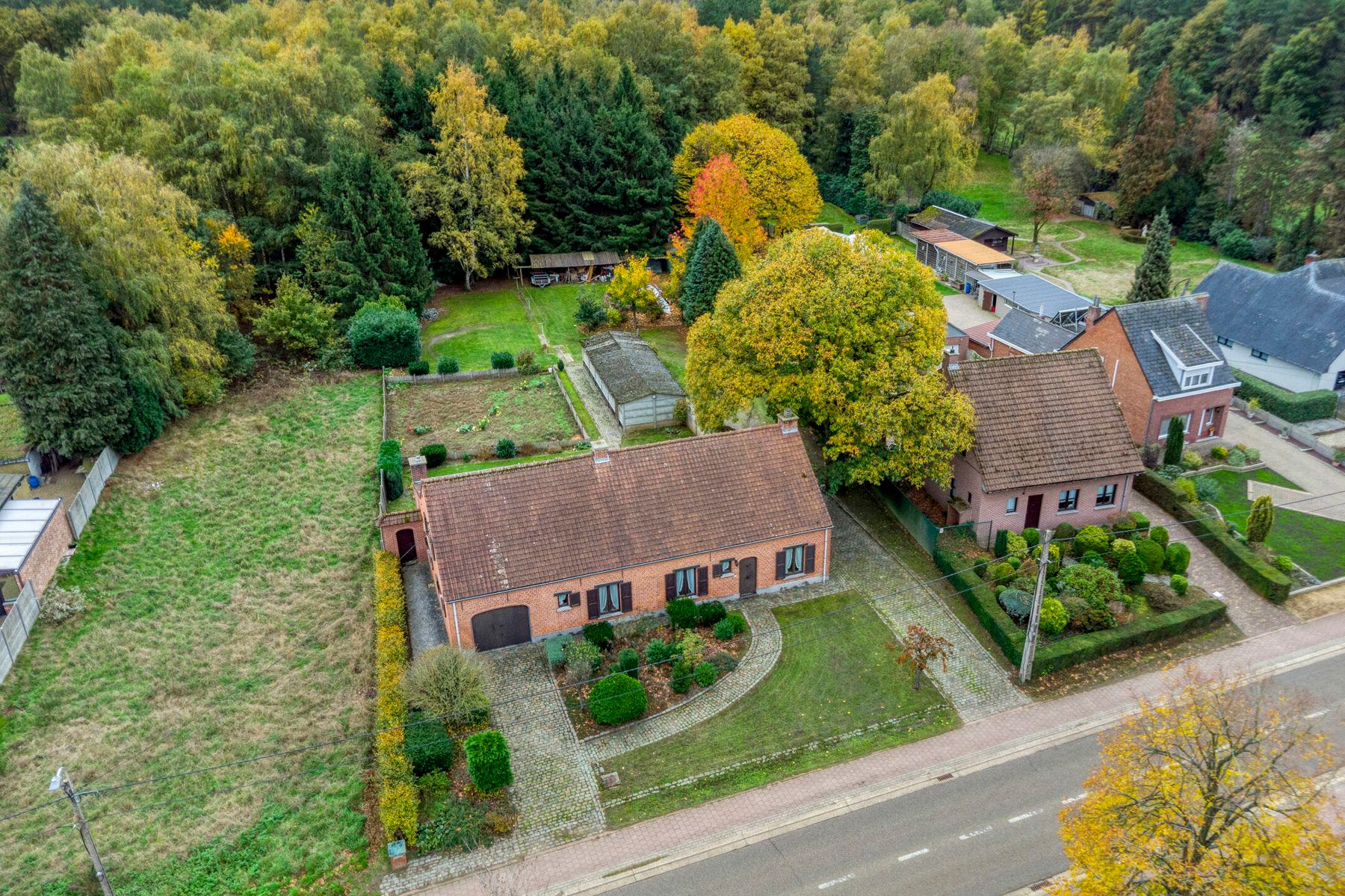 Karaktervolle te renoveren woning op perceel van 37a20ca! foto 32