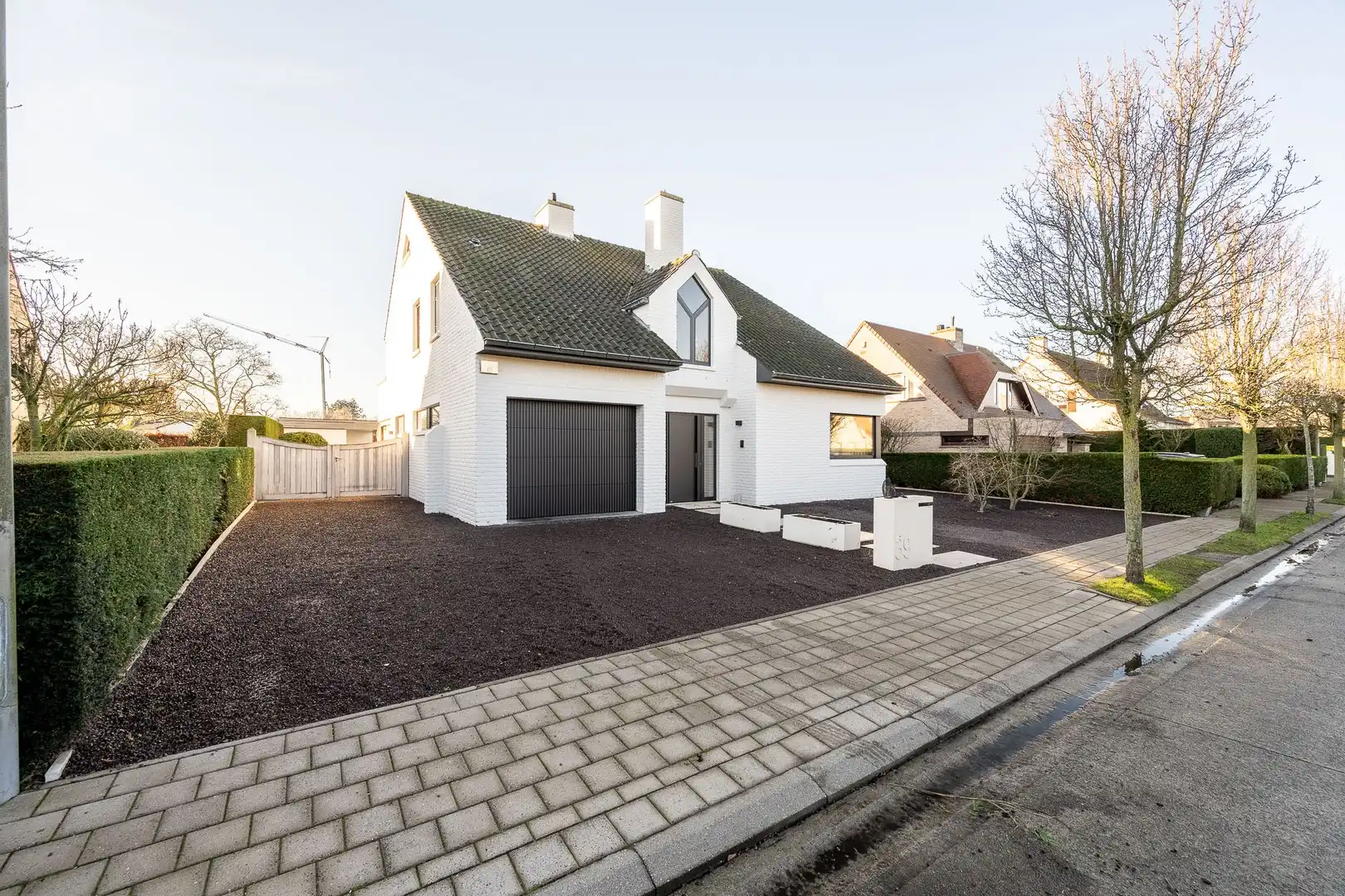 Alleenstaande villa met 4 slaapkamers in een residentiële omgeving. foto {{pictureIndex}}
