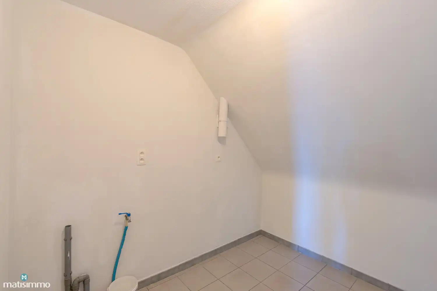 INSTAPKLAAR DUPLEX-APPARTEMENT MET 2 SLAAPKAMERS EN GARAGE NABIJ HET CENTRUM VAN BILZEN foto 9