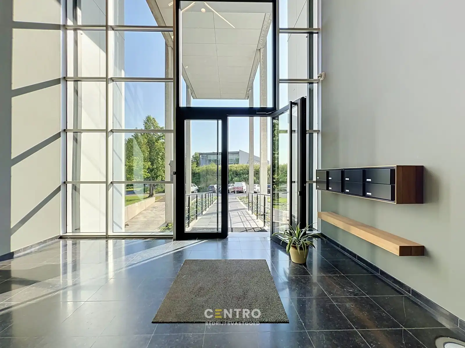 Energiezuinige, vernieuwde SERVICED kantoorruimte met mogelijkheid om een MAGAZIJN (215m²) bij te huren op Ieper Business Park! foto 3