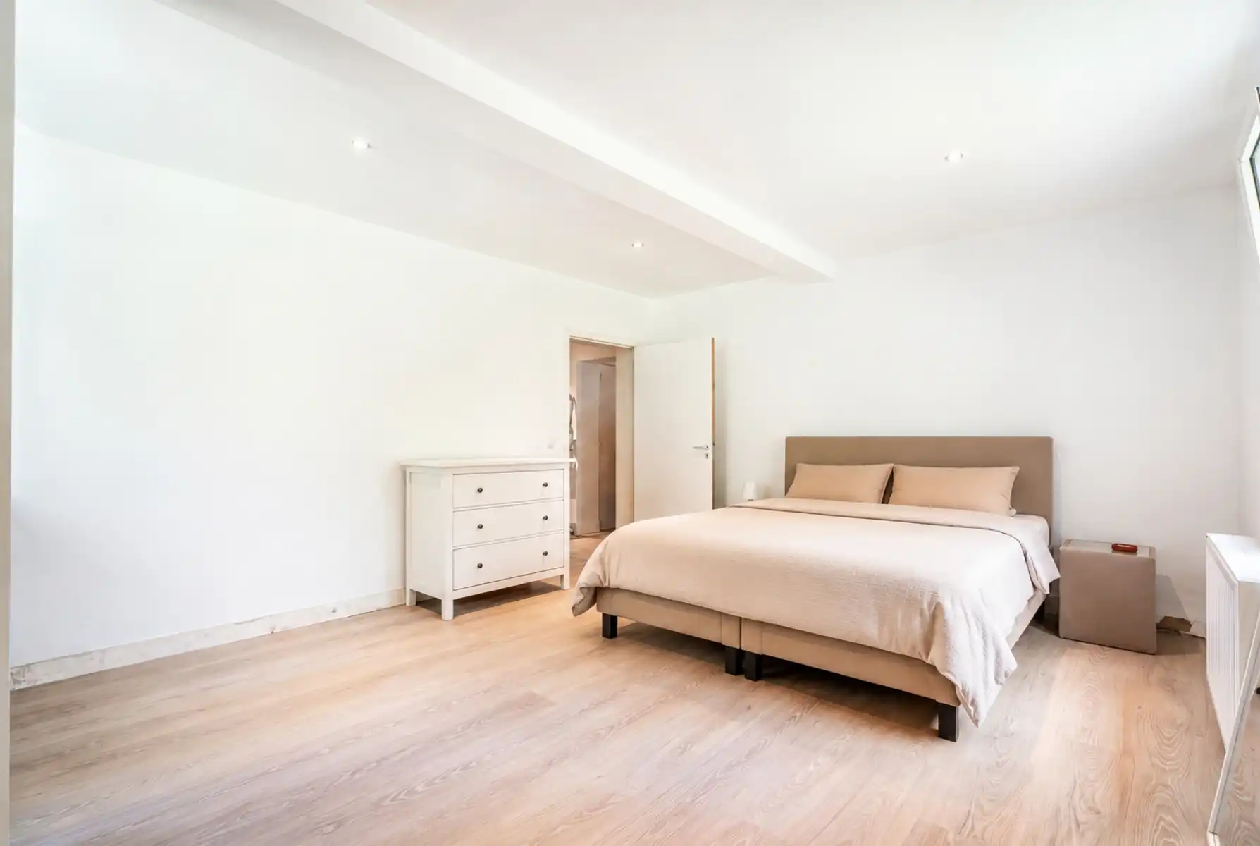 Gelijkvloers erfgoedappartement met tuin in Halle foto 12