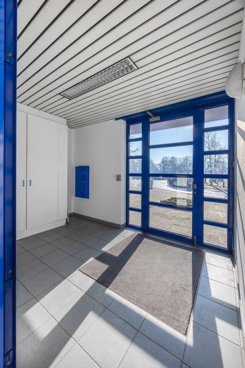Handelszaak, twee appartementen en garageboxen foto 10