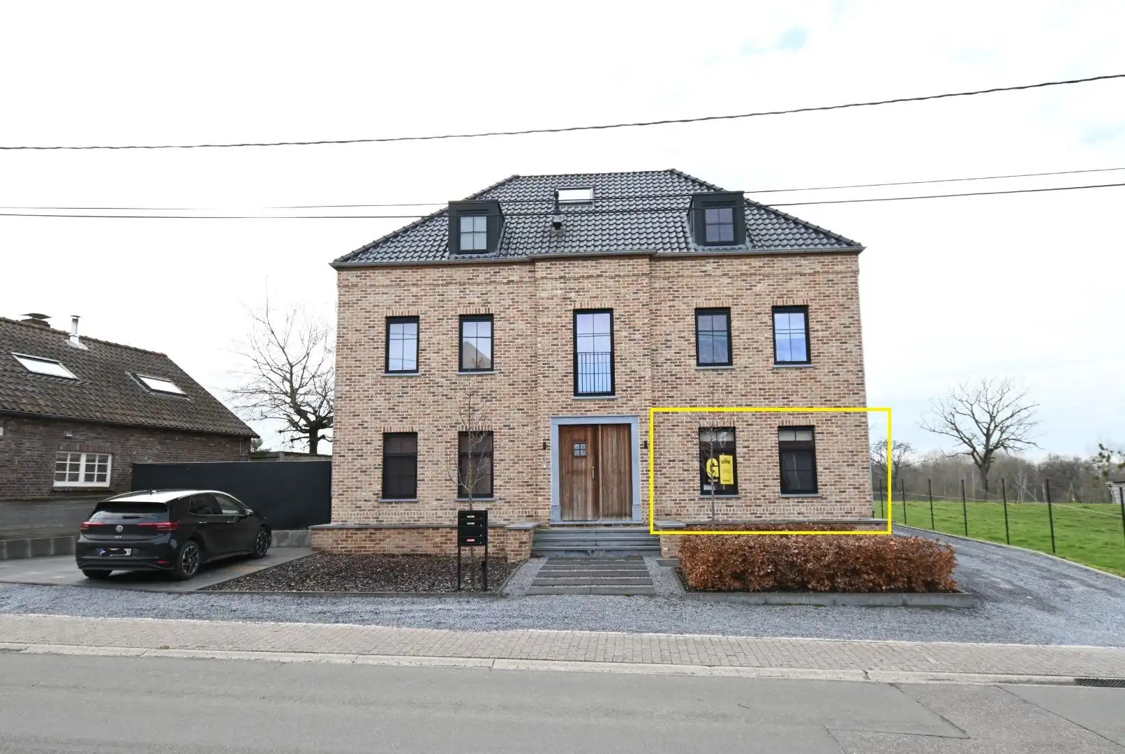 Knap afgewerkt gelijkvloers appartement met 2 slaapkamers, ruim terras, tuintje, carport en berging - GEEN GEMEENSCHAPPELIJKE ONKOSTEN  foto {{pictureIndex}}