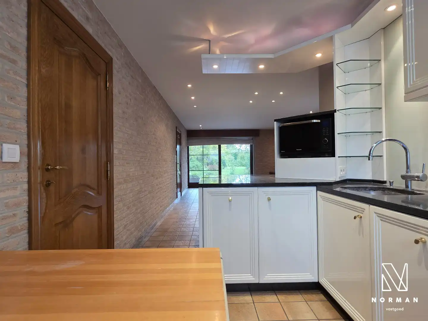 Ruime woning met inpandige garage en 3 slks op een prachtig perceel van 1218 m². foto 7