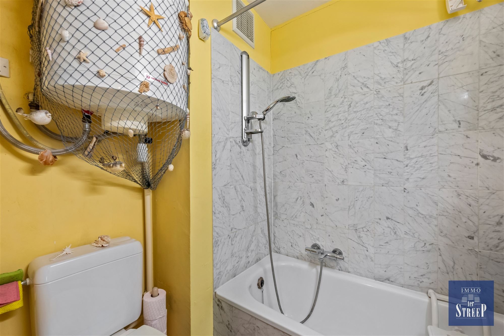 Gemeubelde studio met zeezicht foto 12