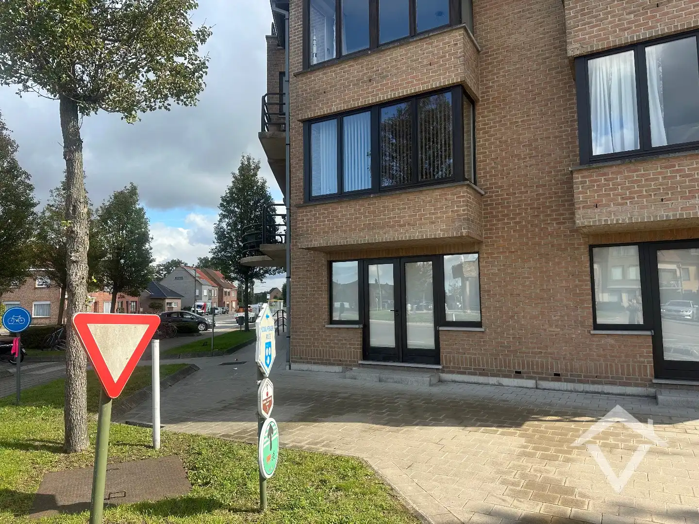Gelijkvloers appartement met 2 slaapkamers in hartje Koekelare foto {{pictureIndex}}