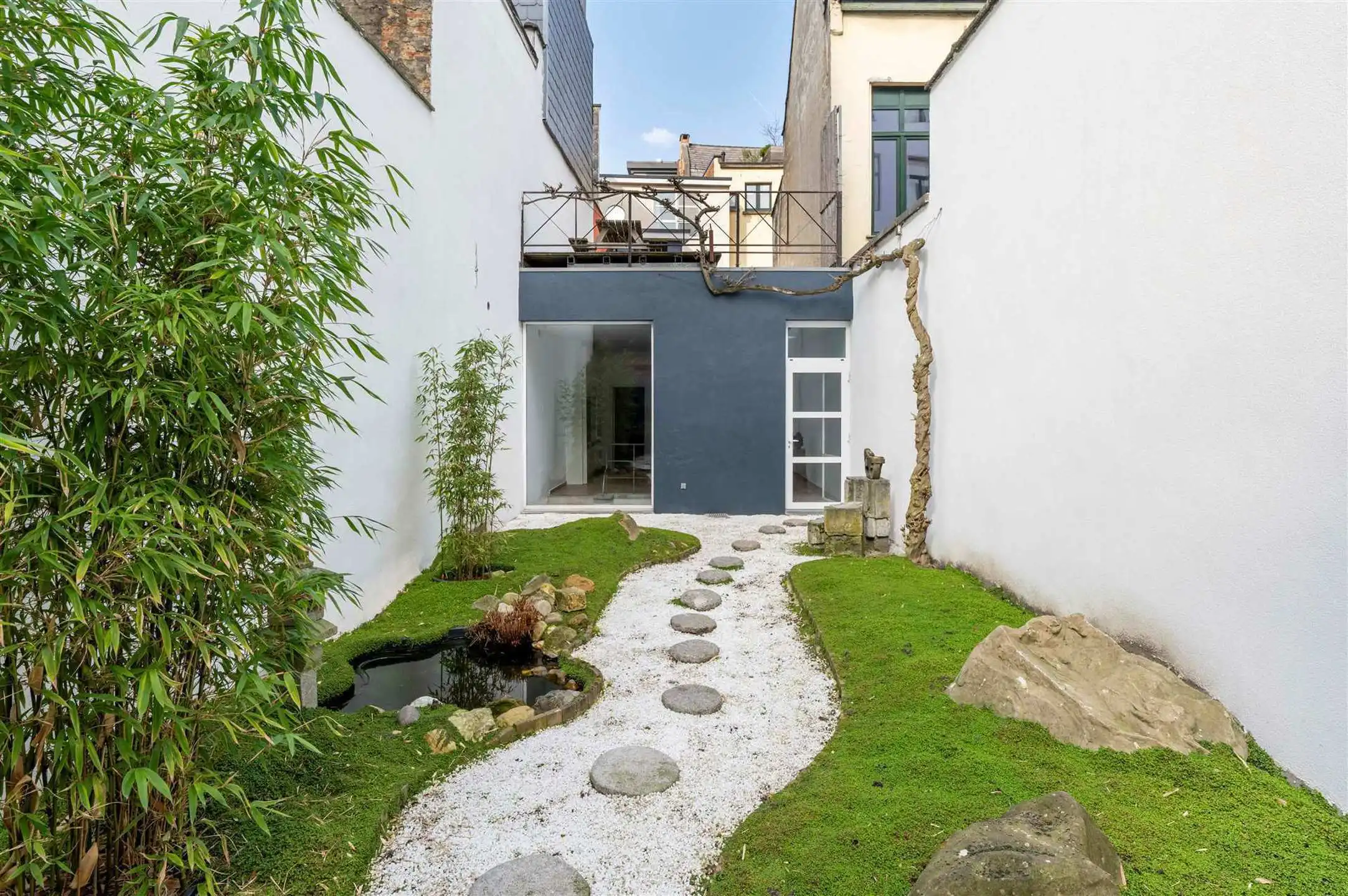 Herenhuis met zuidgerichte tuin en terras in het historisch centrum foto 2