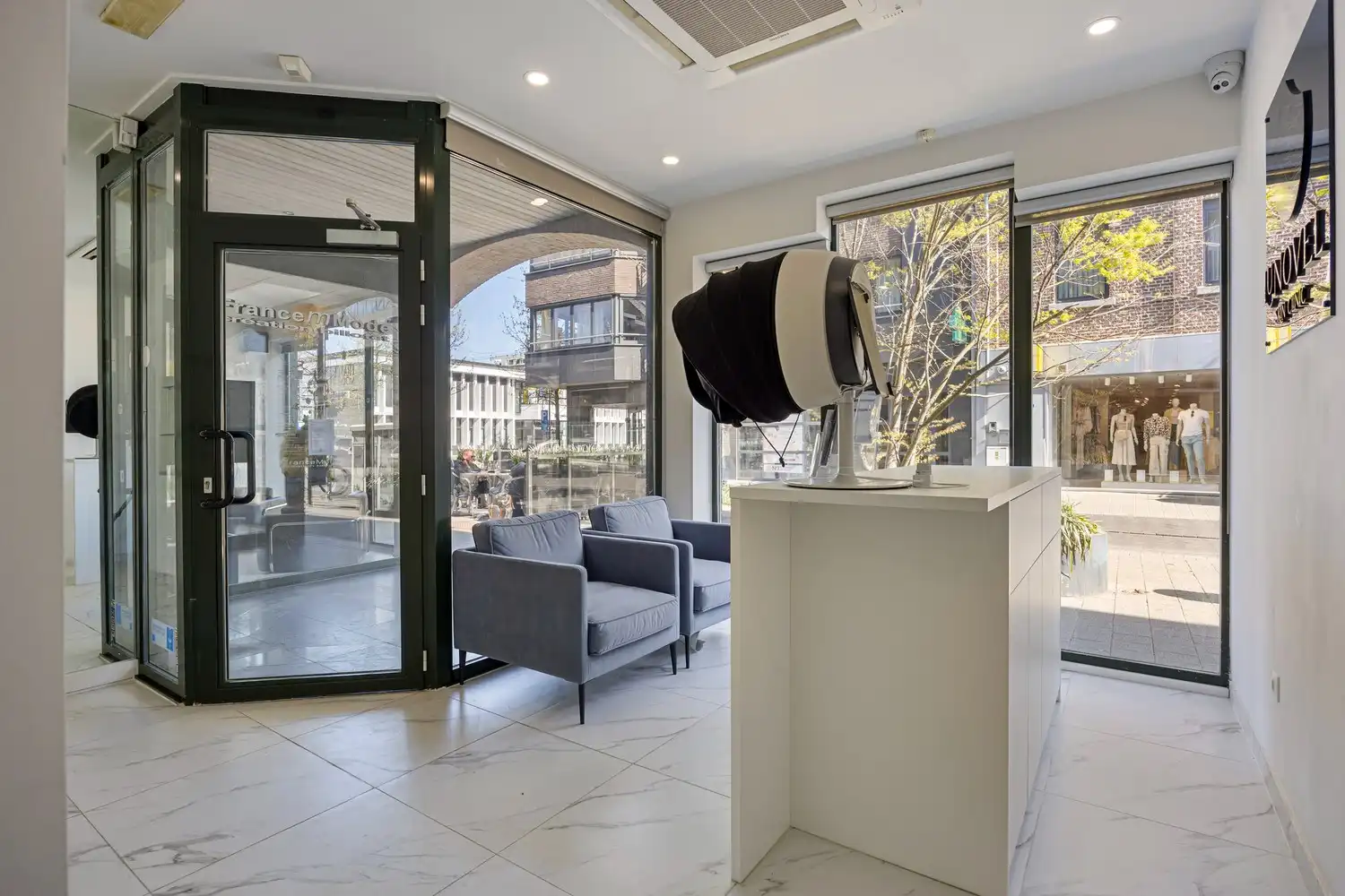 Te huur aangeboden: Veelzijdig handelspand in hartje Lanaken foto {{pictureIndex}}