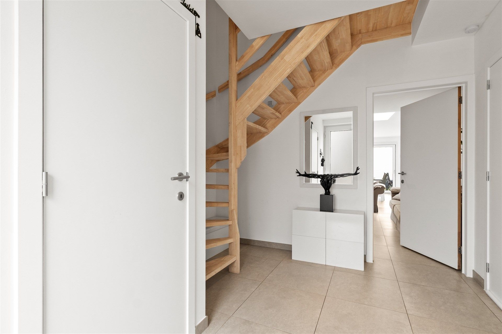 Moderne gezinswoning met 3 slaapkamers en bureau.  foto 3