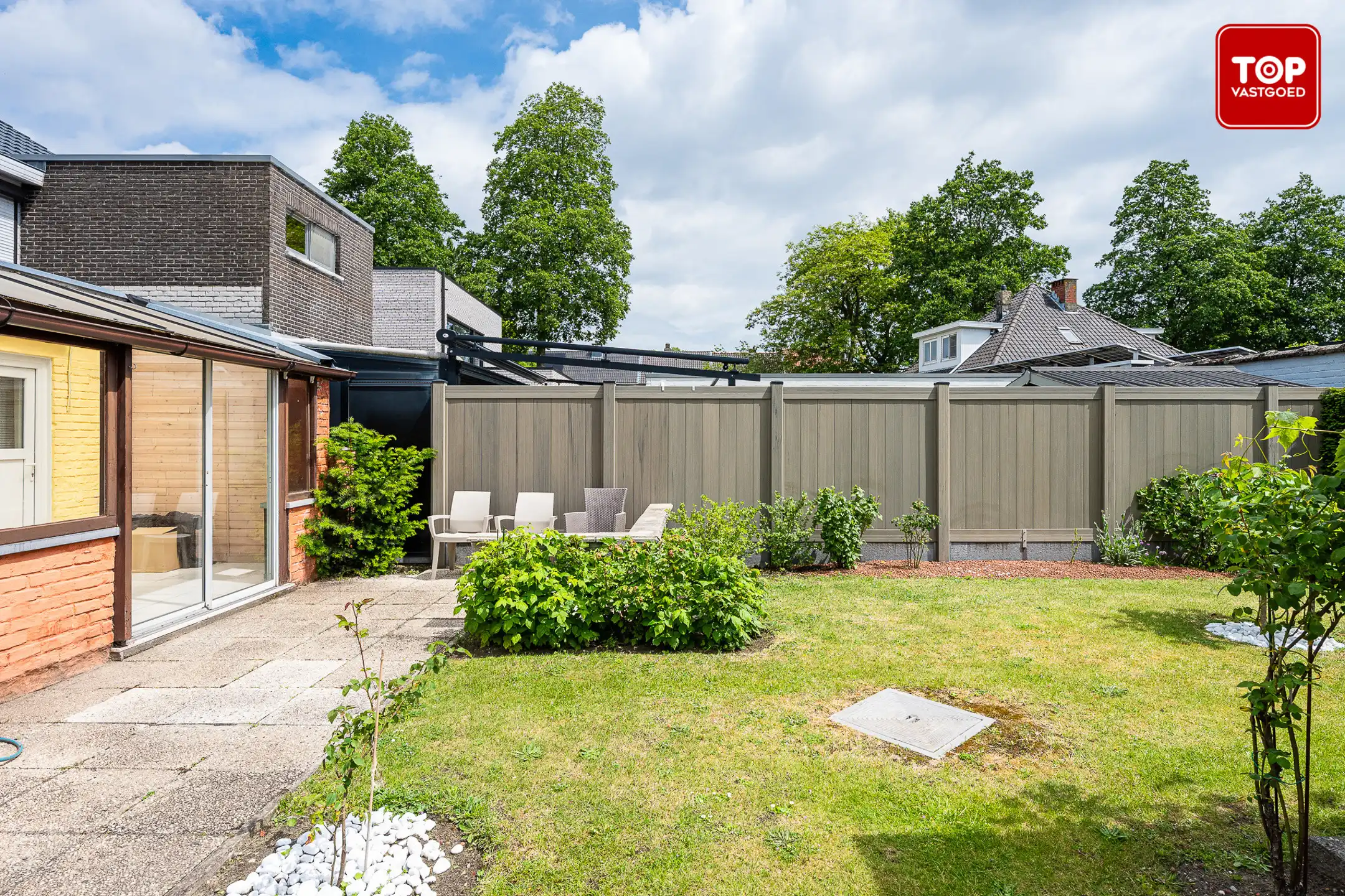 Op te frissen half open bebouwing met 3 slaapkamers, tuin en garage.  foto 24