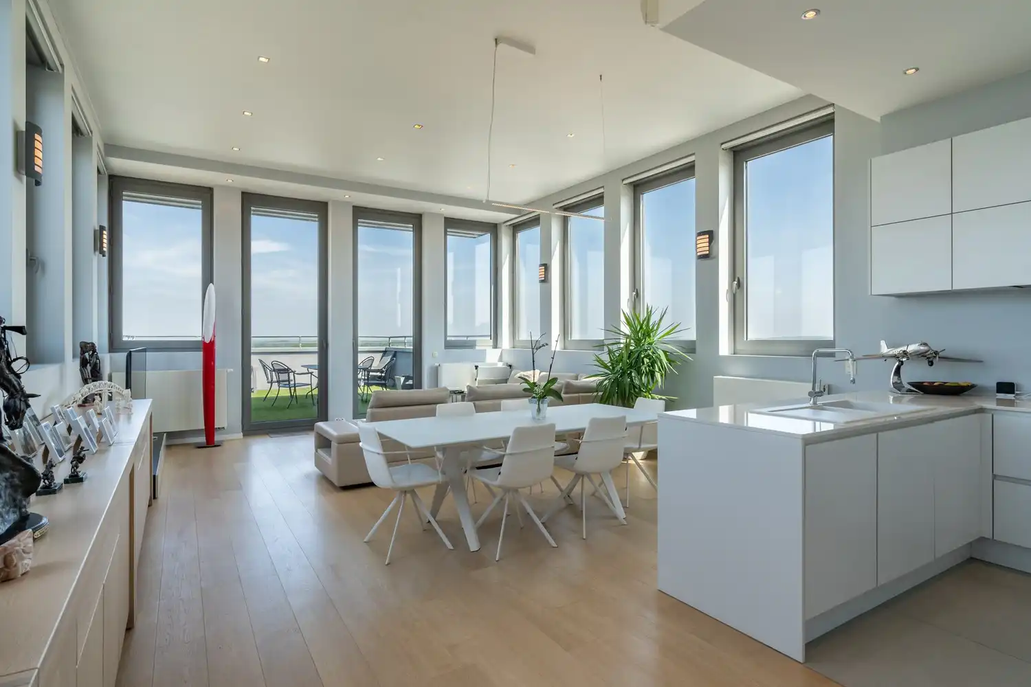 Unieke LOFT met 2 slaapkamers, een prachtig terras met een adembenemend vergezicht, 2 autostaanplaatsen en een bijzonder ruime berging aan de rand van Leuven en nabij het station van Herent! foto {{pictureIndex}}