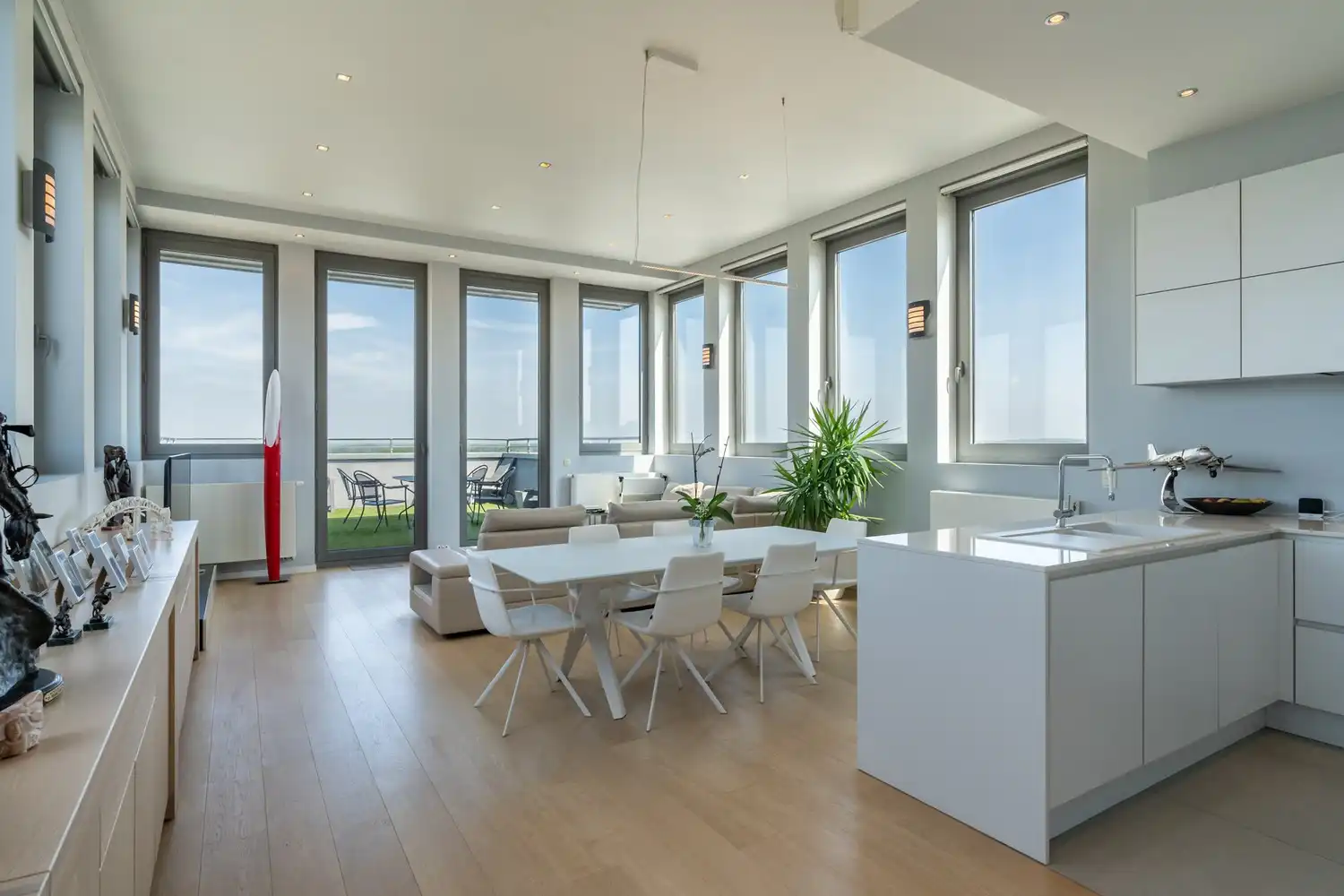 Unieke LOFT met 2 slaapkamers, een prachtig terras met een adembenemend vergezicht, 2 autostaanplaatsen en een bijzonder ruime berging aan de rand van Leuven en nabij het station van Herent! foto 3