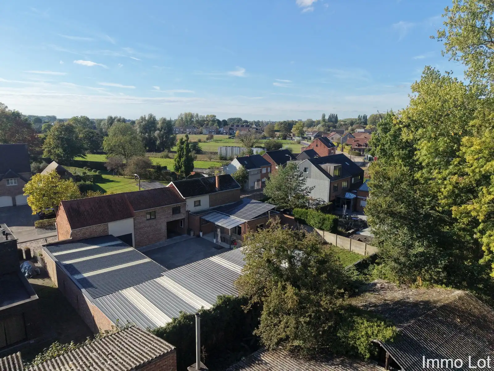 Woning met groot magazijn, dubbele garage en apart bureau foto 22
