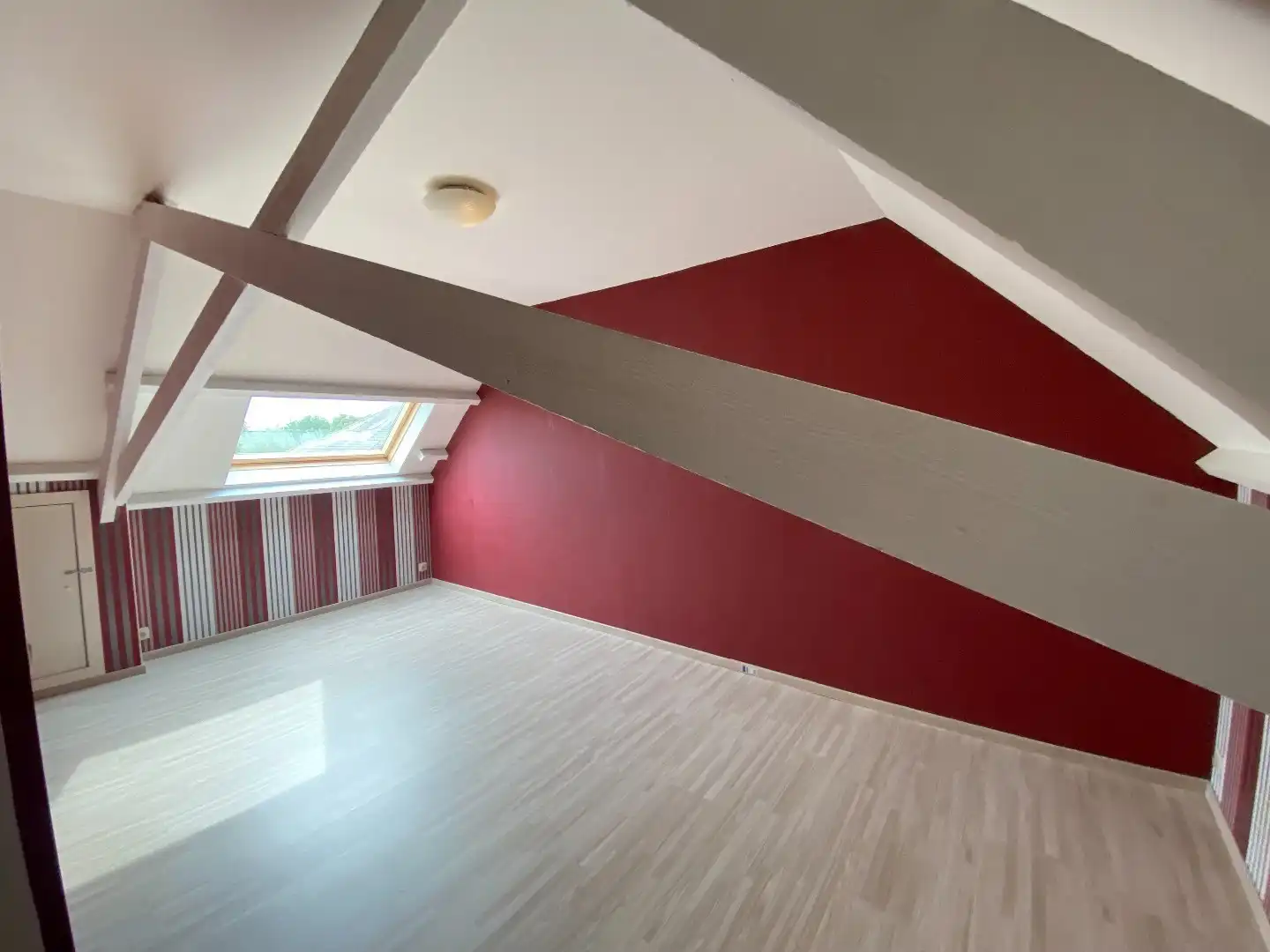 Verrassend ruime gezinswoning met garage, tuin en bijgebouw foto 9