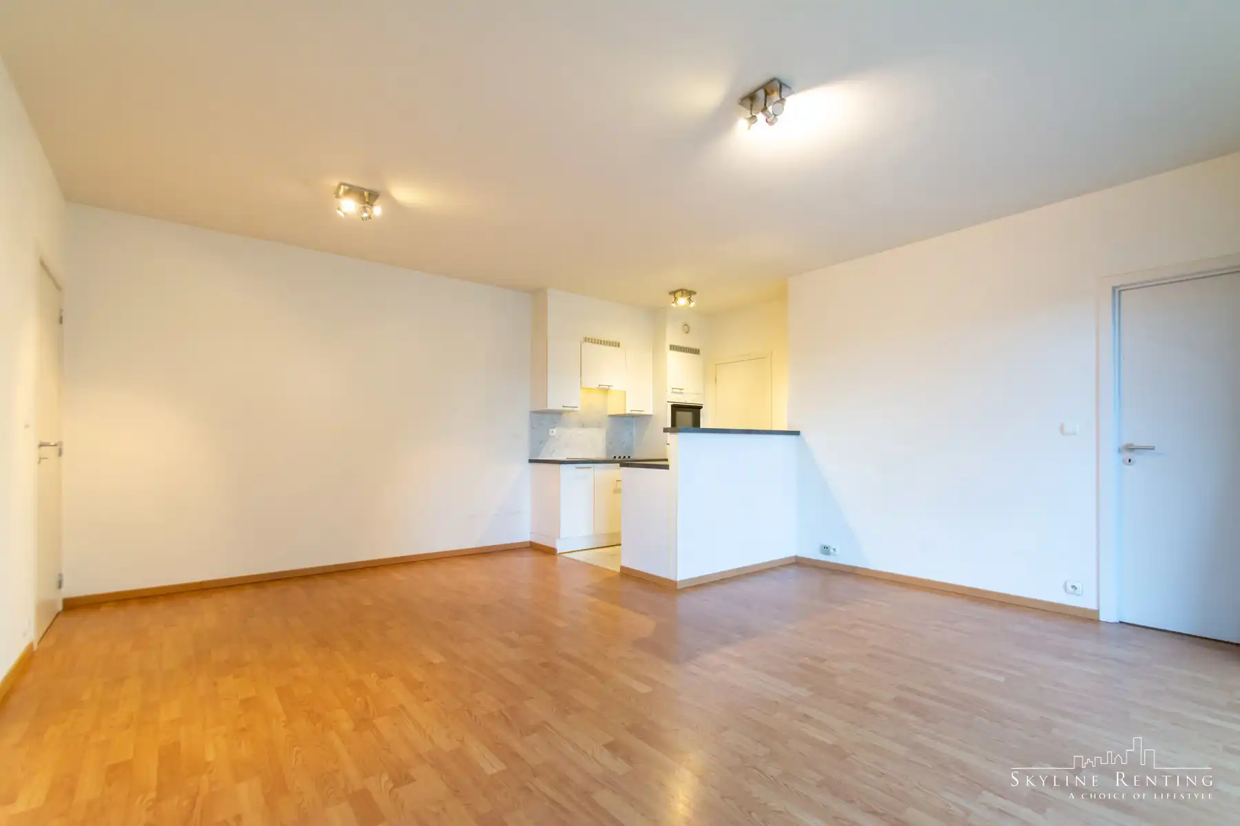 Prachtig ongemeubeld appartement met 2 KAMERS + 2 badkamers foto 3