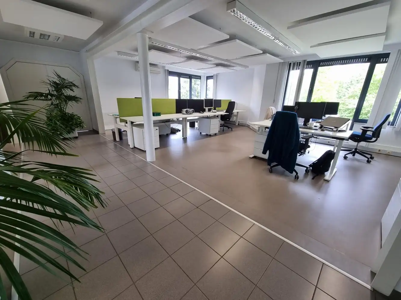 Kantoorgebouw met vergaderzalen en opleidingslokalen, bruto vloeropp 1146m² op een perceel van 44a48ca. foto 5