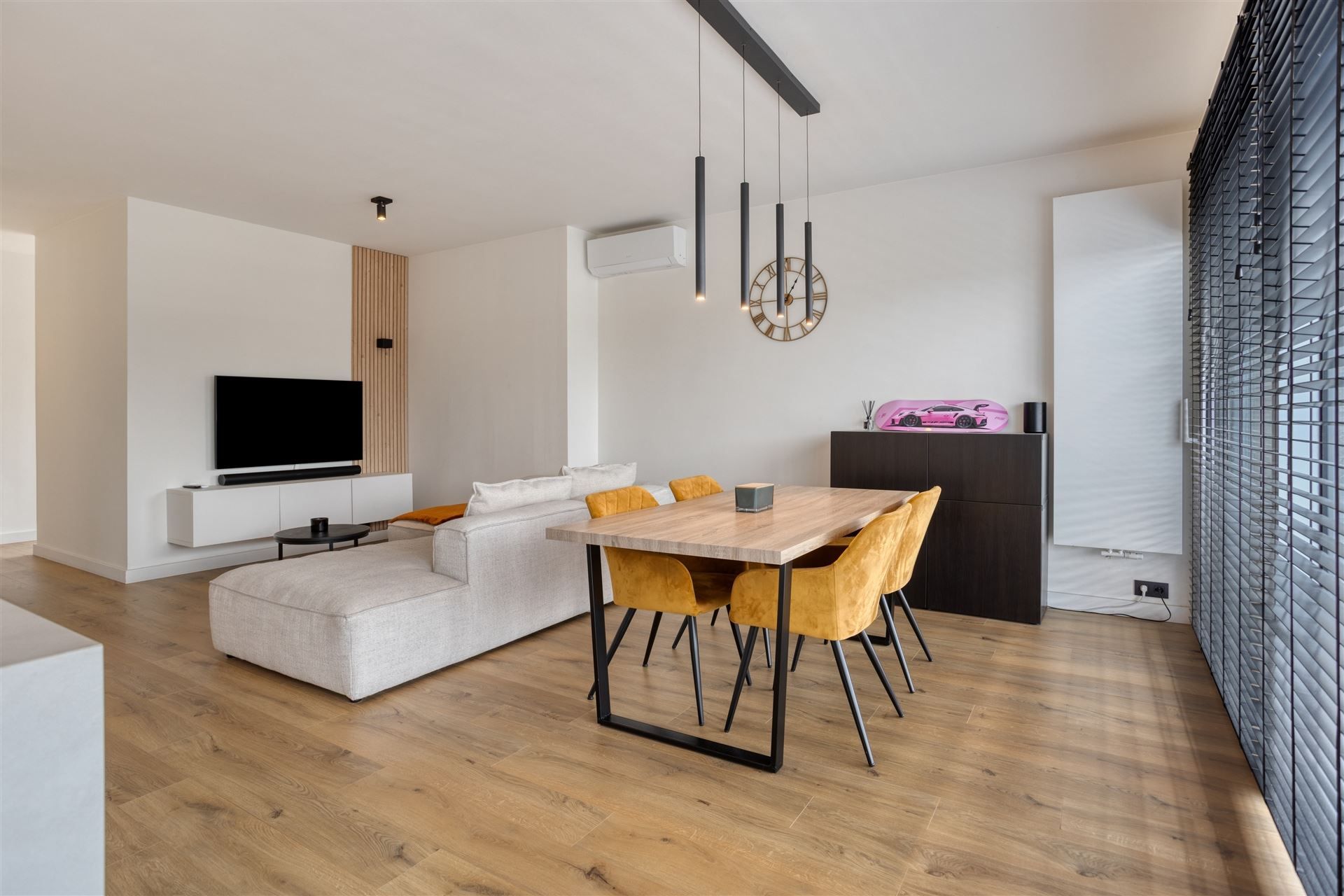 Volledig Gerenoveerd appartement met 3 Slaapkamers en terras foto {{pictureIndex}}