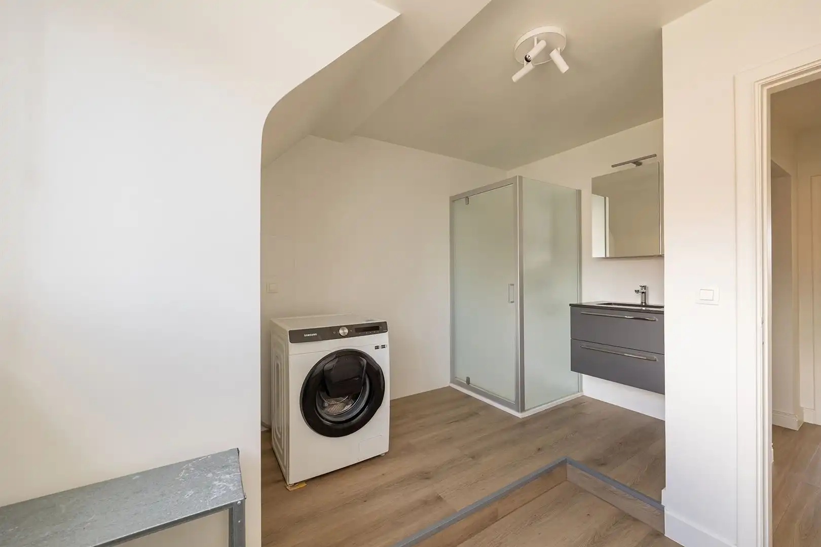 Gerenoveerde woning met vier slaapkamers en garage op rustige locatie foto 15