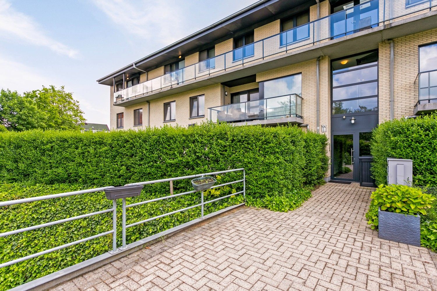 Instapklaar appartement met 2 slaapkamers, terras en staanplaats. foto 1