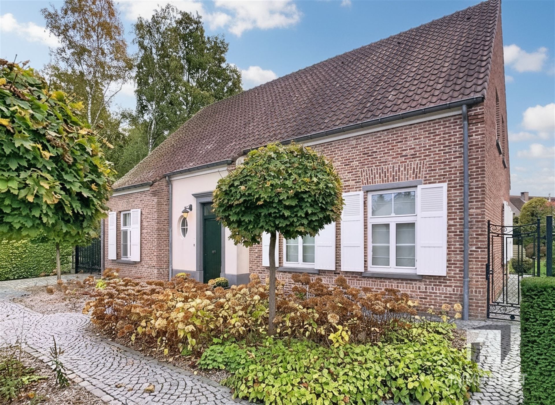 Ontdek deze solide, karaktervolle woning in Veerle met een zeer gunstige ligging op 10 are. foto {{pictureIndex}}