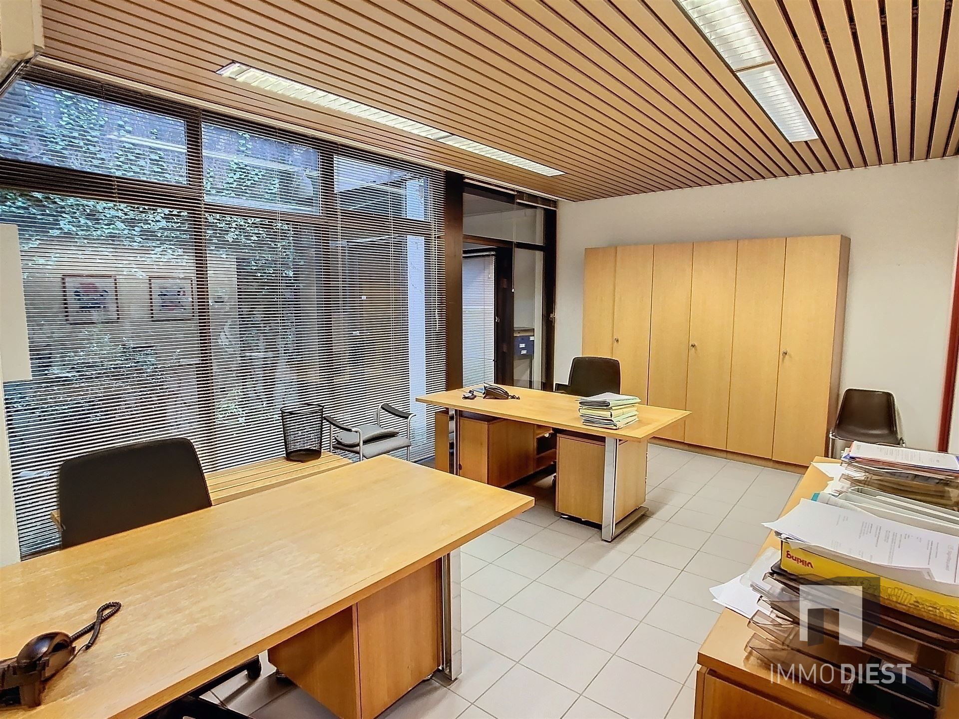 Handelsgelijkvloers 300m2 met 9 autostaanplaatsen foto 21