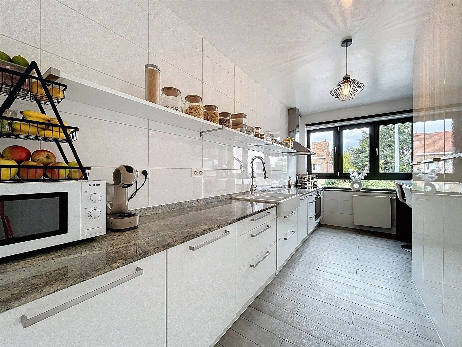 Prachtige instapklare woning met 3 slaapkamers en 3 garages. foto 3