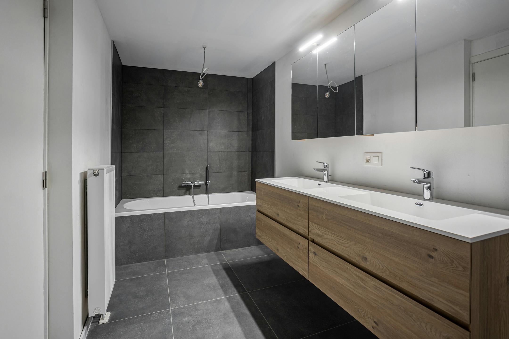 Gerenoveerd appartement met 3 slaapkamers in Boom foto 14