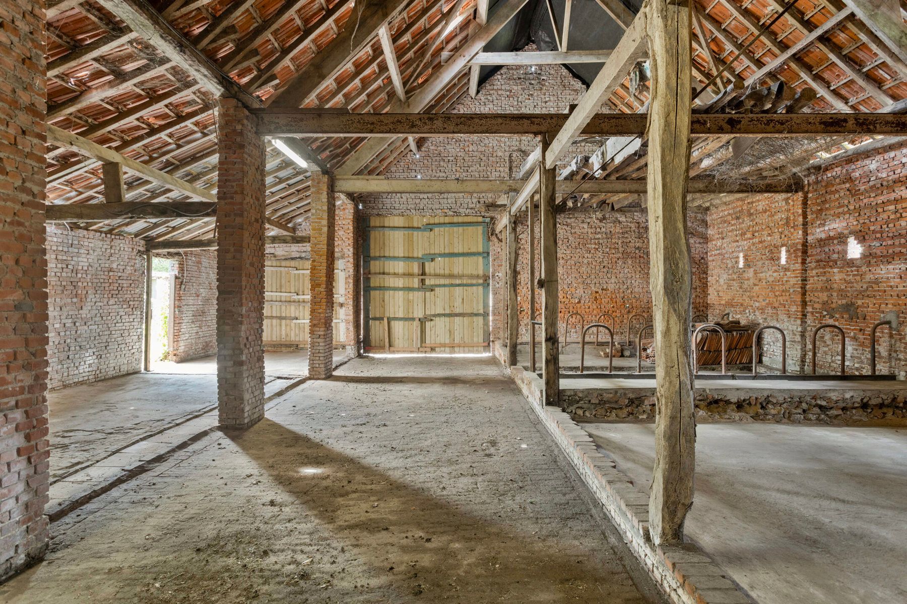 Te renoveren hoeve met authentieke schuur en stallen foto 26