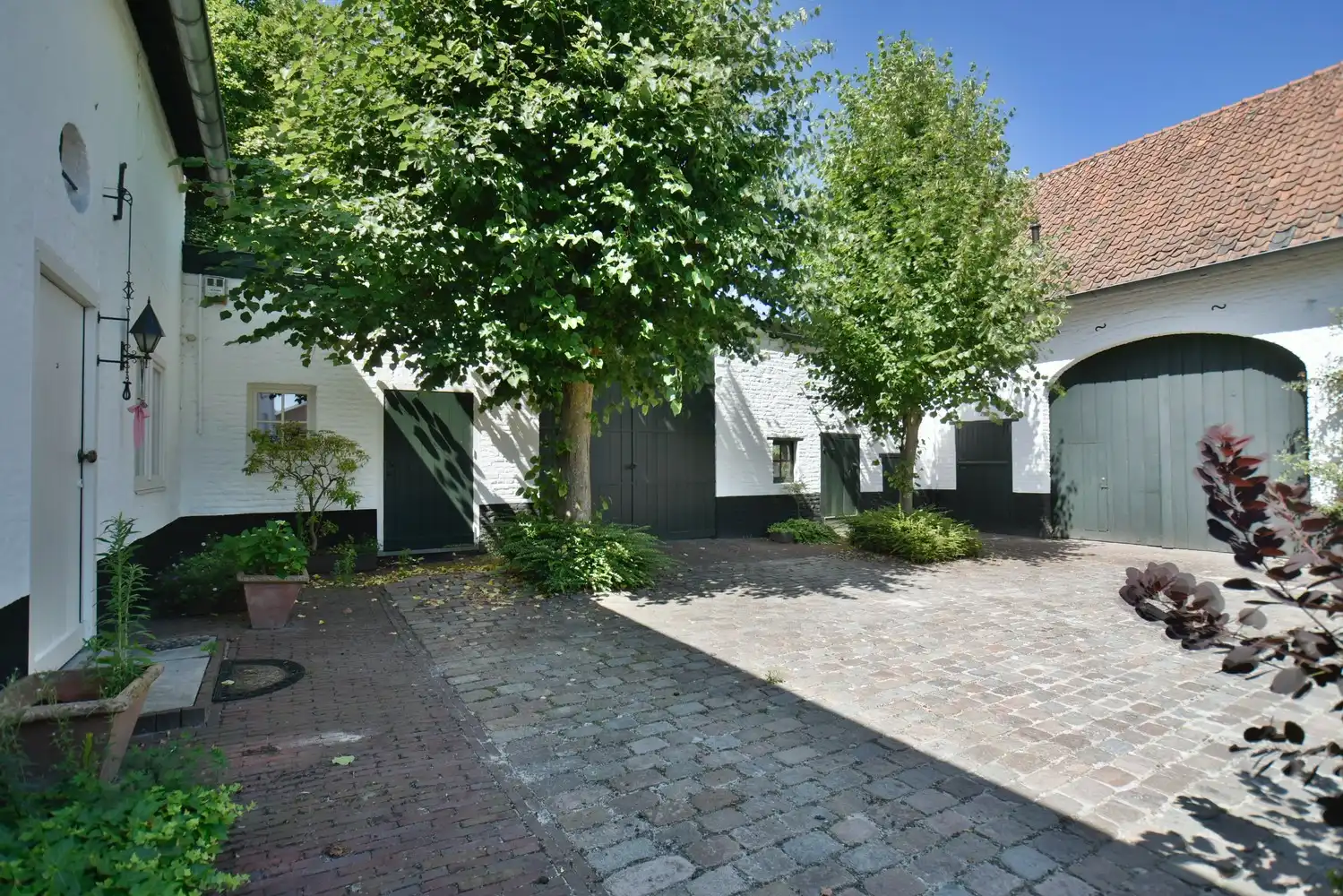 Hoofdfoto van de publicatie: Karaktervolle hoeve met schuur, binnenkoer en prachtige tuin vlakbij Maastricht