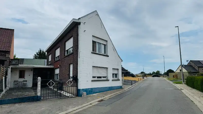 Grote, te renoveren half open bebouwing met 4 slaapkamers, tuin en garage foto 2