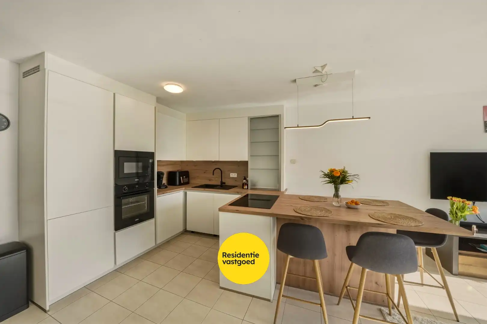 Instapklaar 3- slaapkamerappartement op toplocatie aan het strand! foto 6