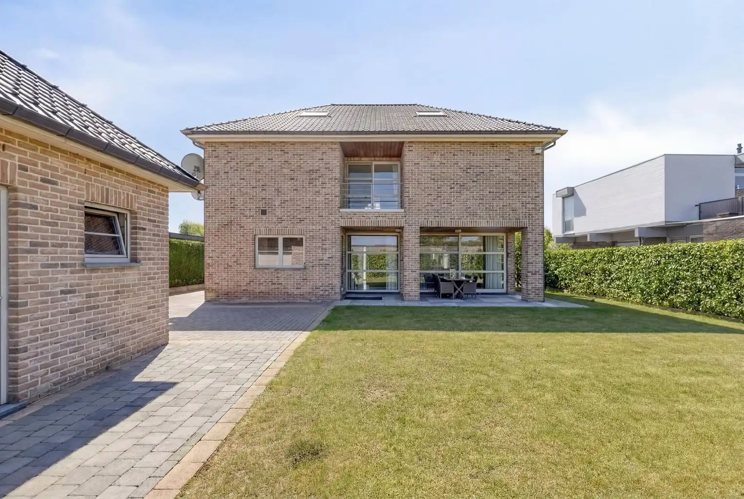 Prachtige vrijstaande villa met 5 (+3) slaapkamers, garage en omheinde tuin, ideaal gelegen op een boogscheut van het centrum van Maaseik.  foto 31