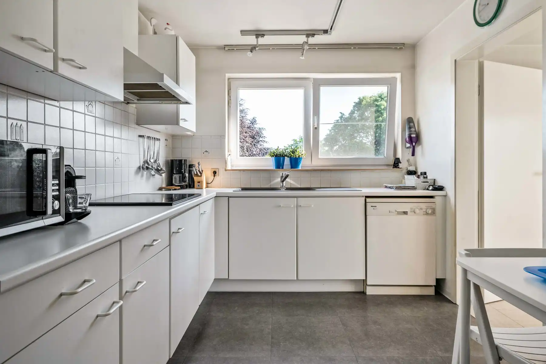 Lichtrijk appartement met garagebox en voorliggende oprit foto 10