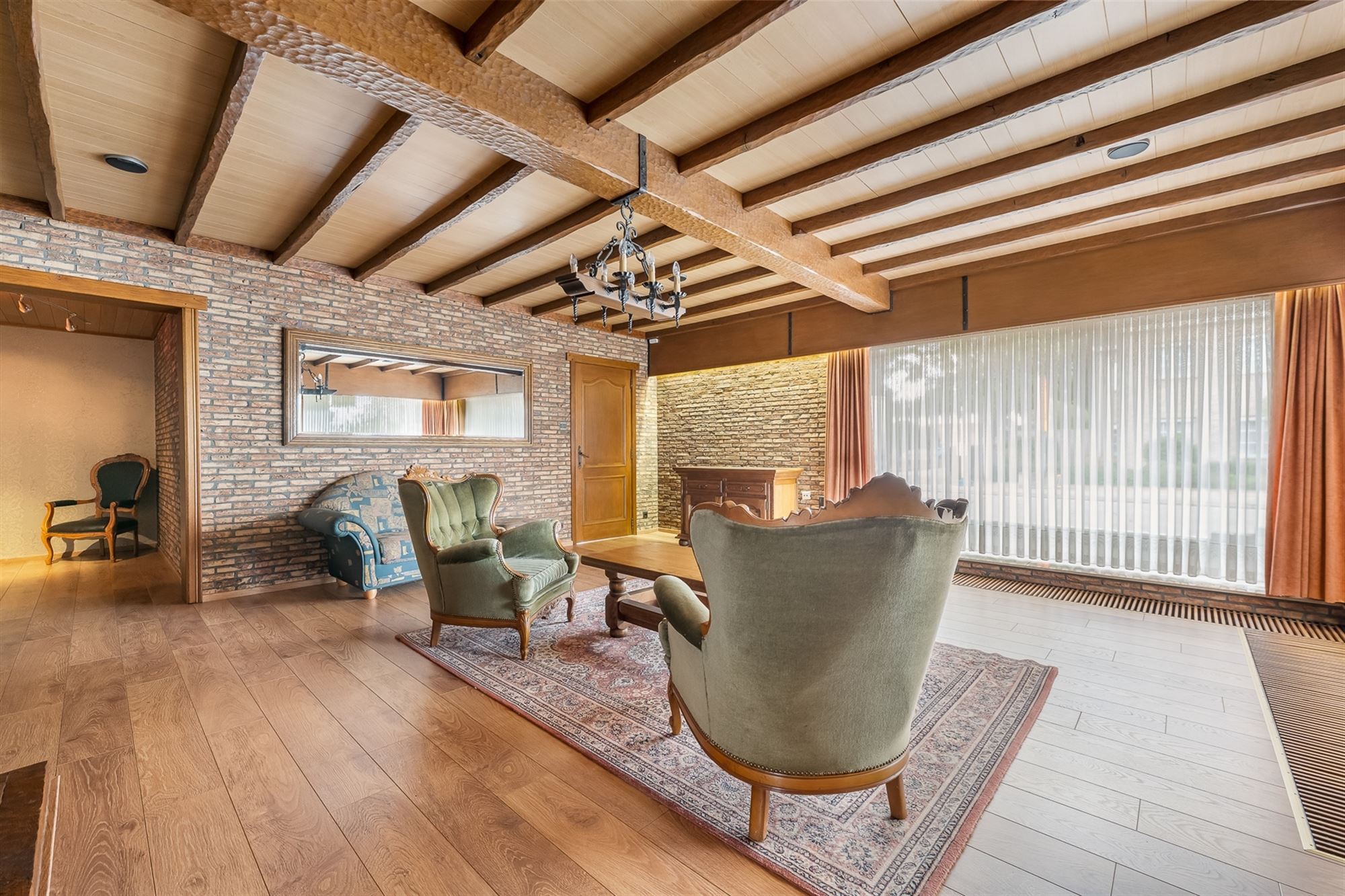ZEER RUIME WONING (338M²) MET 5 SLAAPKAMERS OP EEN PERCEEL VAN 10ARE GELEGEN IN HET CENTRUM VAN OOSTHAM foto 4