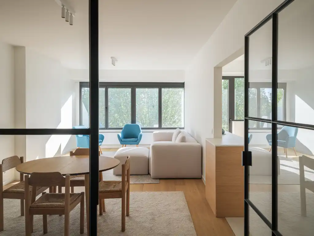 Smaakvol gerenoveerd 2-slaapkamer appartement met twee terrassen. foto 4