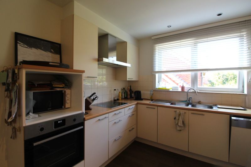 Instapklaar appartement met ruim terras te huur in centrum Roeselare foto 3