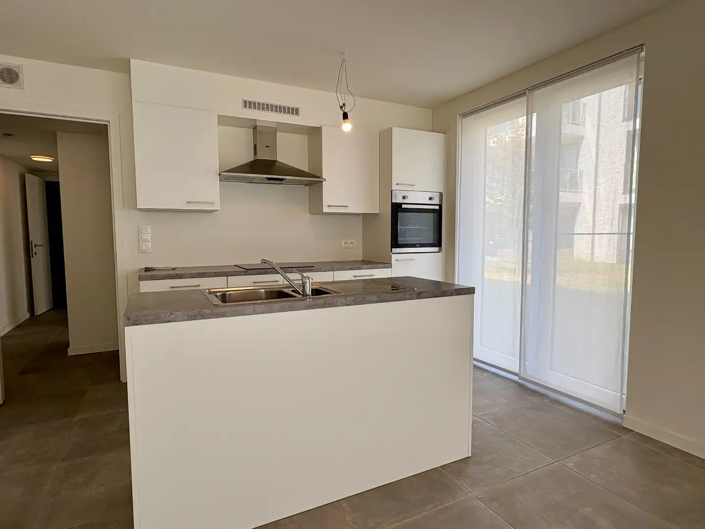 Modern gelijkvloers appartement met 2 slaapkamers, lichtrijke leefruimte en terras dichtbij Kortrijk.  foto 9