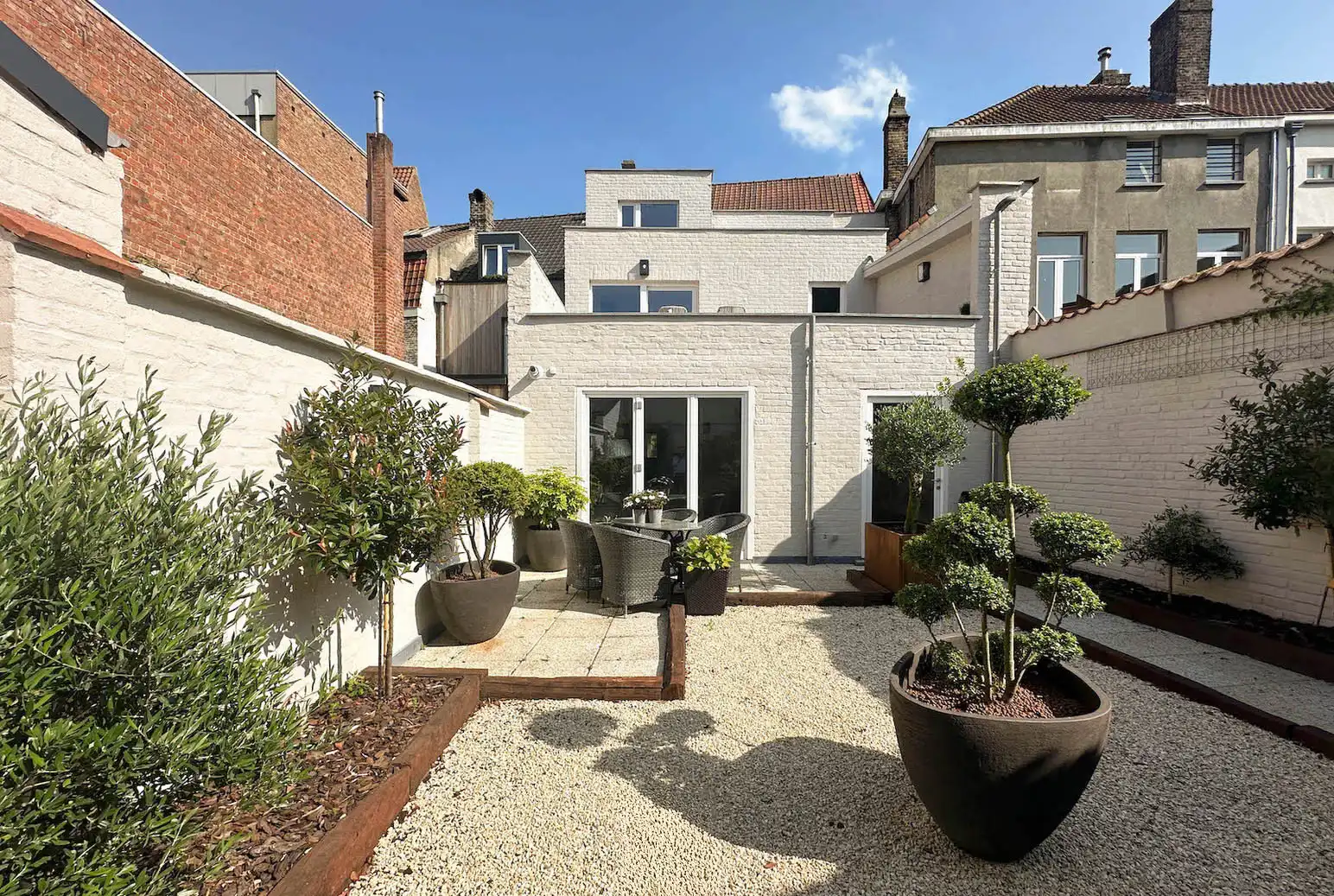 exclusief gerenoveerde herenwoning met garage, zonnige stadstuin en terrassen in het historische hart van Brugge foto 6