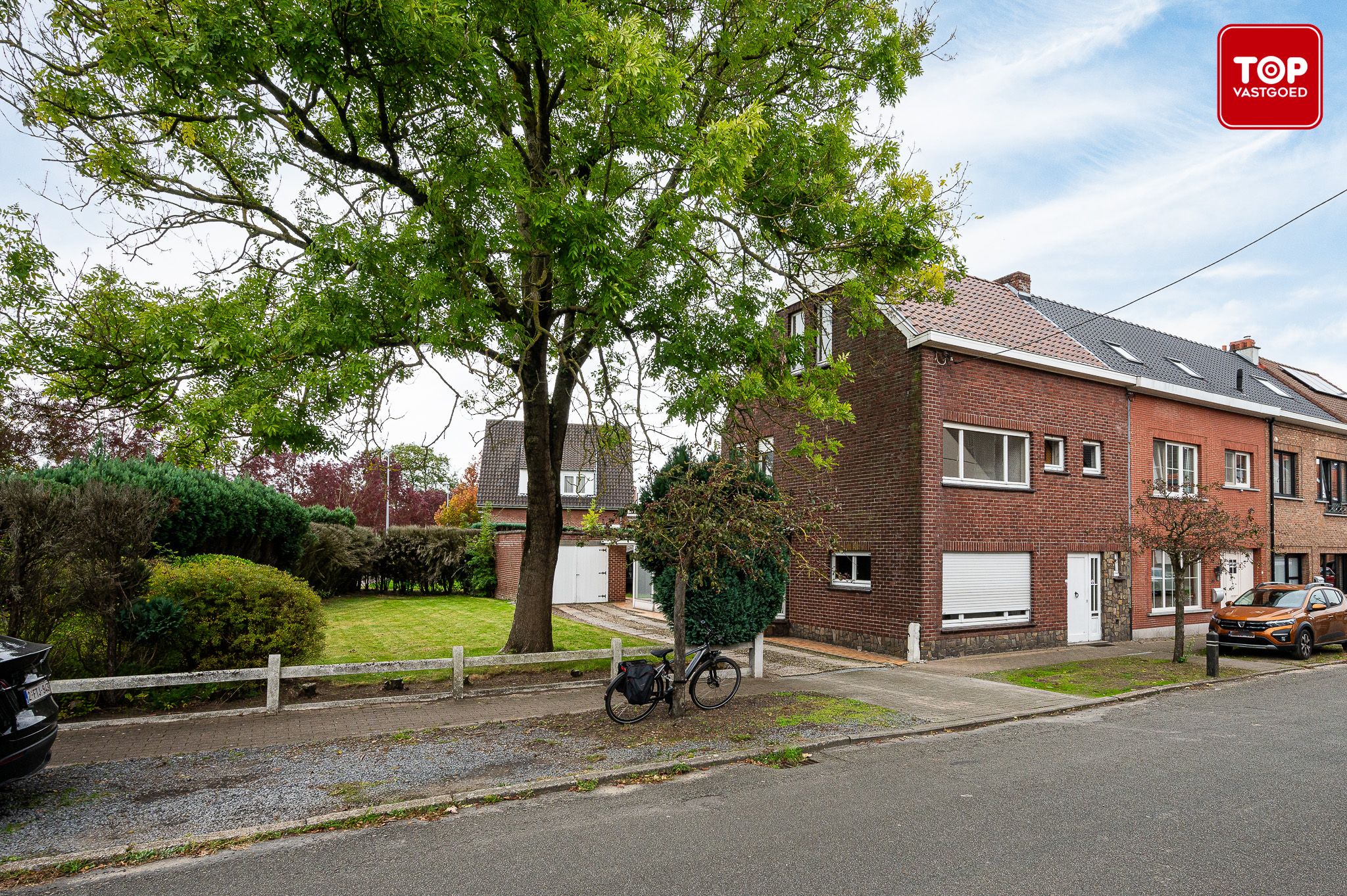 Op te frissen woning met 3 slaapkamers en grote tuin te Melle. foto 2