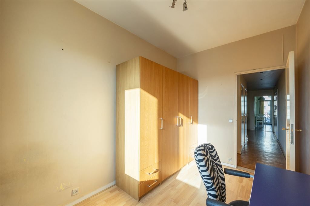 Ruim, instapklaar appartement (107m²) met visgraatparket en zuidgericht terras. foto 8