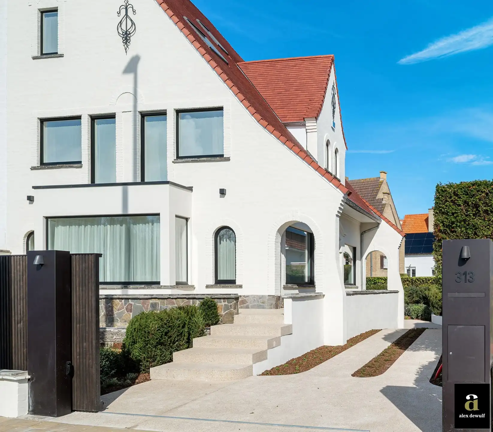 Uitstekend gelegen, volledig gerenoveerde koppelvilla te Duinbergen, op wandelafstand van het strand en de duinen. foto 2