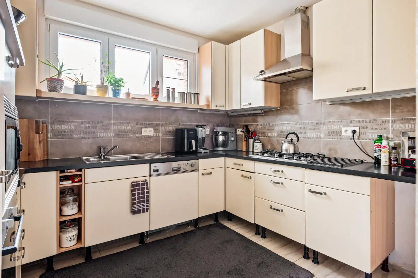 Instapklare woning met 5 slaapkamers en ruime garage op centrale ligging foto 8