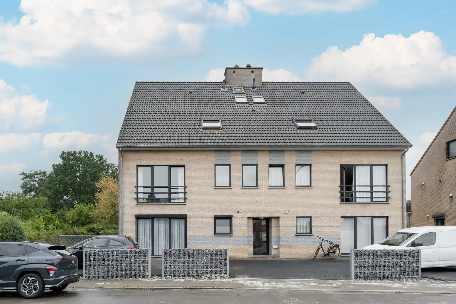 Lichtrijk instapklaar duplexappartement met 2 slaapkamers en ondergrondse parking foto {{pictureIndex}}