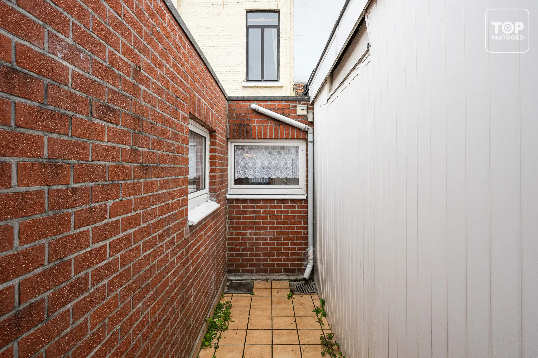 Woning met 2 slaapkamers, zolder en buitenkoer op een steenworp van het historisch centrum.  foto 22