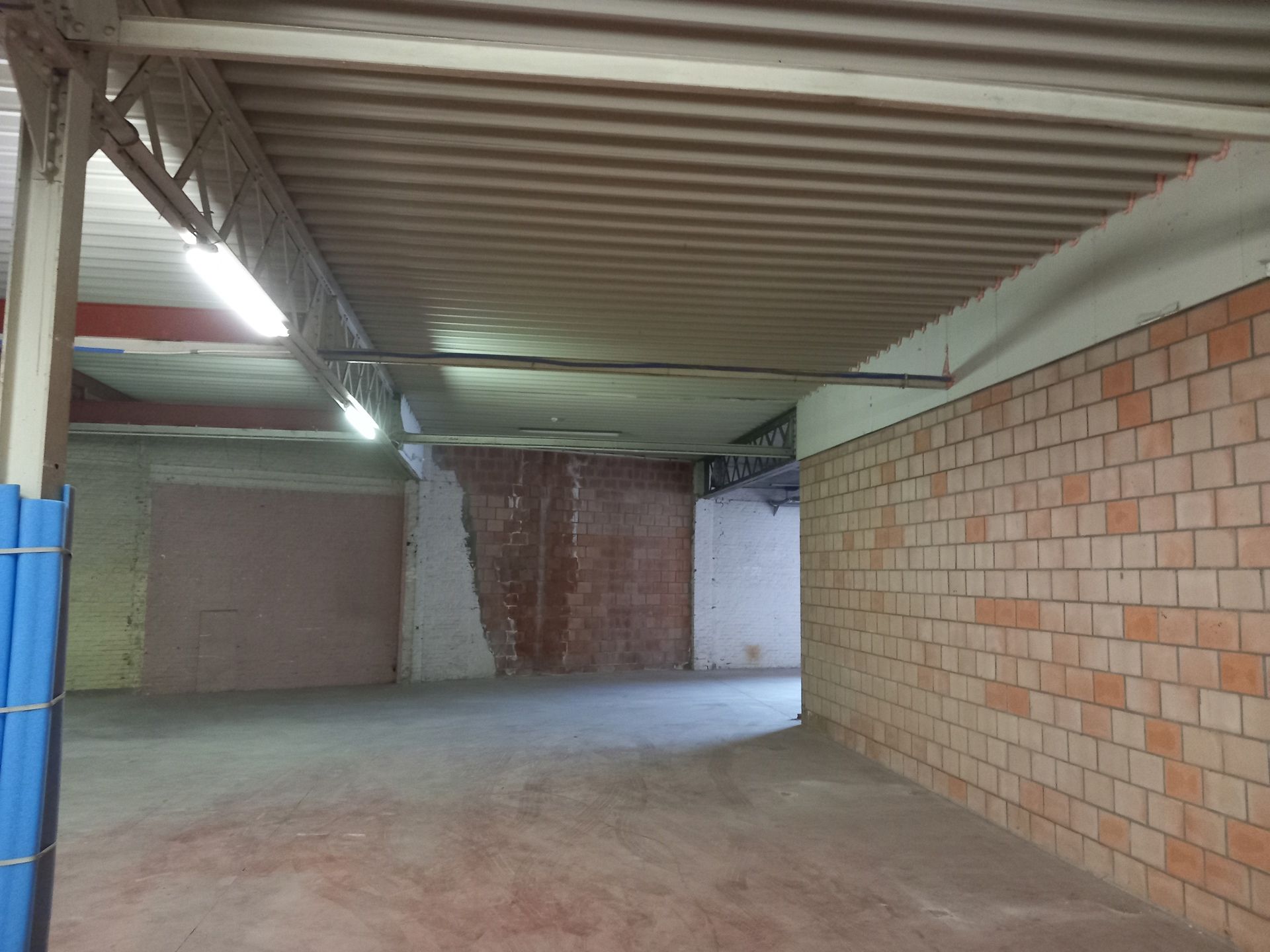 VLIERZELE - Opslagruimte vlakbij de invalsweg. foto 3