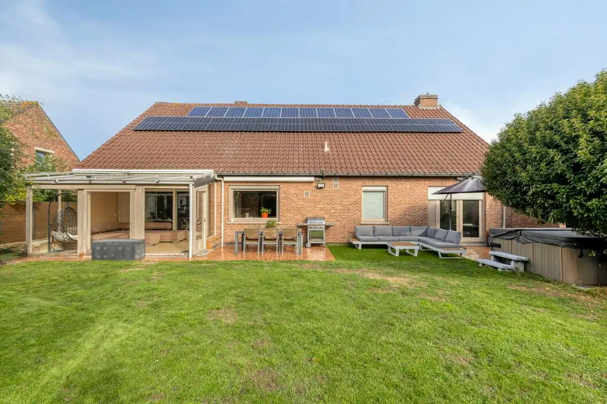 Instapklare villa te koop op een rustige ligging in Harelbeke! foto 3