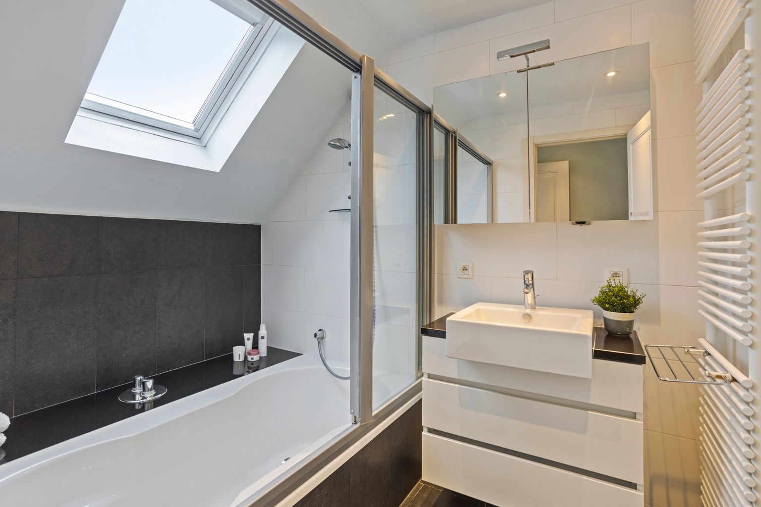 WONING IN DOODLOPENDE STRAAT , GRENZEND AAN NATUURGEBIED foto 18