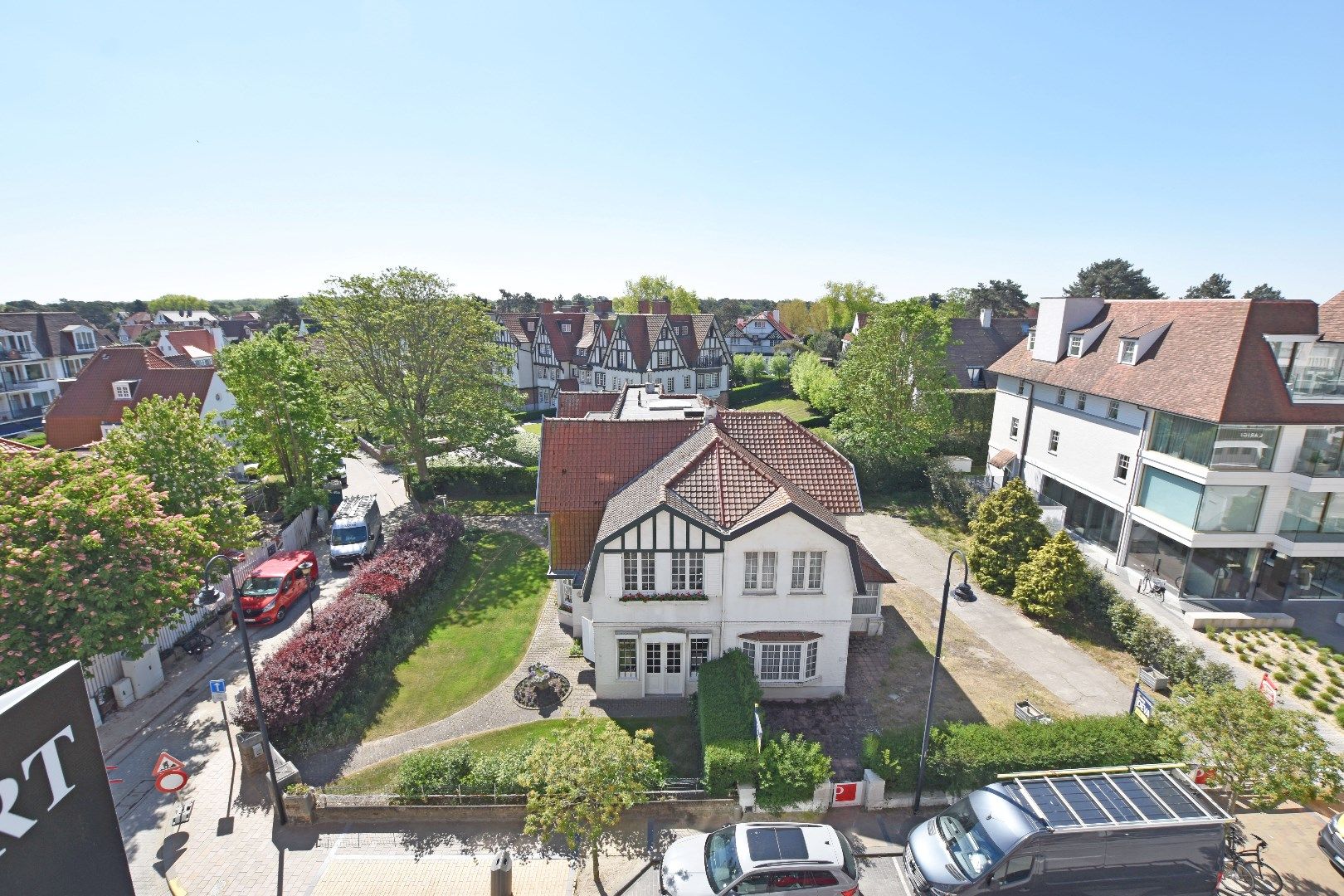Mooi onderhouden appartement op de Kustlaan nabij het Albertplein foto {{pictureIndex}}